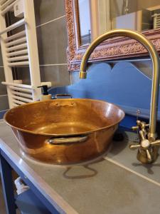 un lavabo de cobre sentado en un mostrador en un baño en Château Saint-Martin en Carcassonne