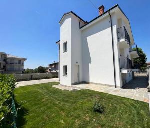 a white house with a yard in front of it at Ca’ del Riccio Blu in Bra