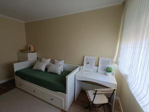 um pequeno quarto com uma cama e uma mesa lateral em Apartamento Doctor Tourón em Vilagarcía de Arousa
