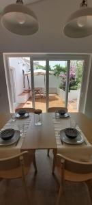 uma mesa de jantar com cadeiras e uma grande janela em Casa d´Abela em Abela