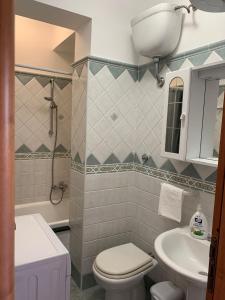 uma casa de banho com um WC e um lavatório em Casa Residence Canalotto em Realmonte