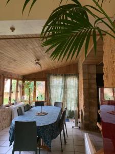 een eetkamer met een tafel en stoelen bij Gîte à la Ruelle "Pierre et Mamie" ! in Savignac-de-Miremont