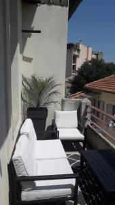 a pair of white chairs sitting on a balcony at Appartement centre-ville avec terrasse in Montpellier