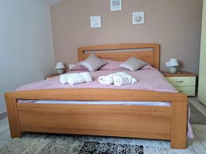 um quarto com uma cama com duas toalhas em Studio apartman Olivera em Rovinj