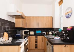 A kitchen or kitchenette at Chapel Cottage