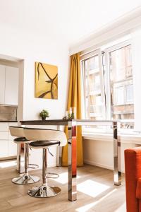 uma cozinha com uma mesa de jantar e uma janela em Silversant Zeezicht em Oostende