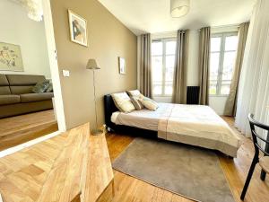 a bedroom with a bed and a living room at Confortable 2 pièces au cœur de dreux #2 in Dreux