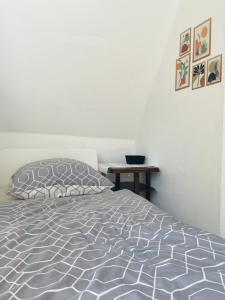 a bedroom with a bed and a side table at Tolle Wohnung in bester Lage von Heidenheim in Heidenheim an der Brenz