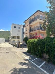 a building with a hedge in front of a parking lot at ELLE Monolocale - Sperlonga 50 mt dalla spiaggia con parcheggio in Sperlonga