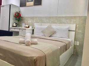 Postel nebo postele na pokoji v ubytování SaiGon CoZy Hotel "241 Pham Ngu Lao Street''