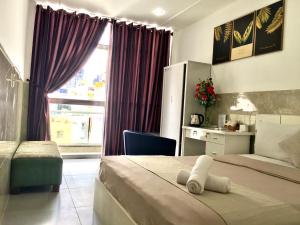 Postel nebo postele na pokoji v ubytování SaiGon CoZy Hotel "241 Pham Ngu Lao Street''