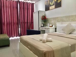 Postel nebo postele na pokoji v ubytování SaiGon CoZy Hotel "241 Pham Ngu Lao Street''