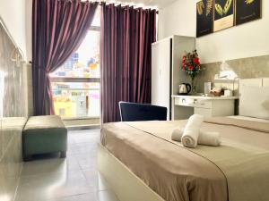 Postel nebo postele na pokoji v ubytování SaiGon CoZy Hotel "241 Pham Ngu Lao Street''
