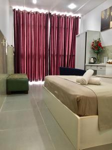 Postel nebo postele na pokoji v ubytování SaiGon CoZy Hotel "241 Pham Ngu Lao Street''