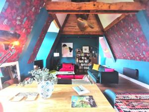 sala de estar con mesa y sofá en Grand appartement dans Château Néo-gothique, en Orléans