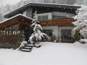 シュルンスにあるZani Helgaの雪に覆われた家