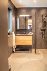 La salle de bains est pourvue d'un lavabo et d'un miroir. dans l'établissement Near Brosundet, Newly Refurnished, Free Street Parking, à Ålesund