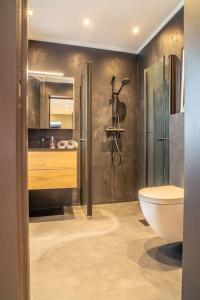 La salle de bains est pourvue d'une douche et de toilettes. dans l'établissement Near Brosundet, Newly Refurnished, Free Street Parking, à Ålesund
