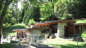 una casa con sillas y una mesa frente a ella en Chalet de Bébert, en Conthey