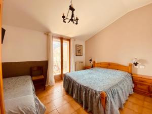 1 dormitorio con cama y ventana en Locanda Del Boscaiolo, en Monasterolo del Castello