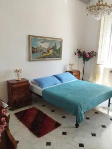1 dormitorio con 1 cama y una pintura en la pared en Casa Nonna Anna en Génova