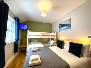 ein Schlafzimmer mit einem Etagenbett und einem Etagenbett in der Unterkunft Beulah Guest House in Portrush