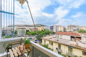 uma varanda com uma mesa e vista para a cidade em Zeus 2-Bedroom Apartment in Athens em Atenas