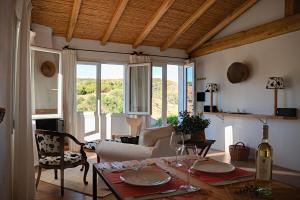een woonkamer met een tafel en een bank bij Auberge Santu Martine Cottage with Pool (Ollastru) in Galtellì