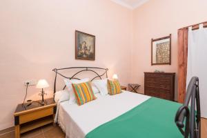 インカにあるFinca Can Calistoのベッドルーム(大型ベッド1台、ドレッサー付)