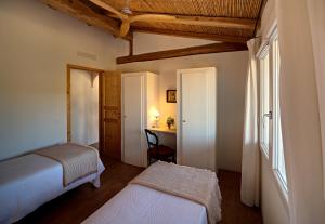 1 dormitorio con 1 cama y escritorio en una habitación en Auberge Santu Martine Cottage with Pool (Ollastru), en Galtellì