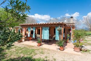 Casa pequeña con patio con plantas en Finca Can Calisto, en Inca