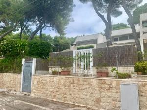 une clôture devant une maison avec un portail dans l'établissement Villa Ale., à Pulsano