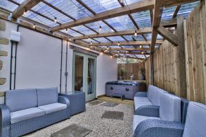 Ruang duduk di Olive Cottage by Group Retreats