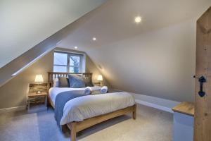 Katil atau katil-katil dalam bilik di Olive Cottage by Group Retreats +29 gambar