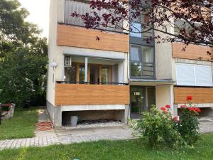 a house with a balcony on the side of it at Aranyhíd B-1 apartman in Balatonfüred