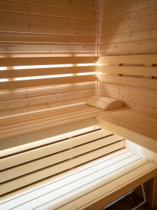 una sauna de madera con dos bancos. en Willa MM Kaszuby en Łapalice