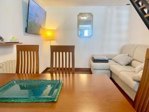 a living room with a couch and a table at Villetta Beatrice Versilia - Forte dei Marmi in Marina di Pietrasanta