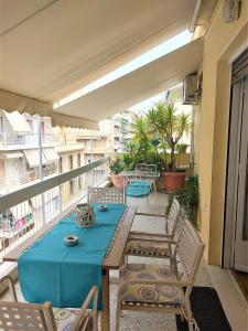 einen blauen Tisch und Stühle auf dem Balkon in der Unterkunft City apartment 17 in Athen
