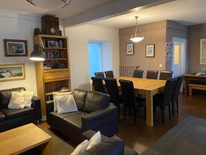 夏蒙尼-勃朗峰莱昂别墅的餐厅里有一张桌子和几把椅子