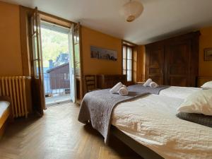 夏蒙尼-勃朗峰莱昂别墅的一间卧室，配有一张大床和一扇大窗户。 更多13张照片