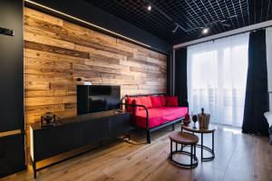 - un salon avec un canapé rouge et un mur en bois dans l'établissement Zadzior4 by Housine, à Zator