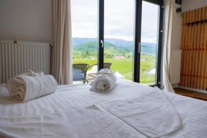 sypialnia z łóżkiem z ręcznikami w obiekcie Ursa Mica Glamping Resort w mieście Şirnea