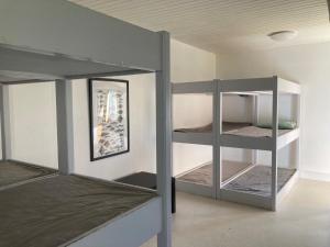 Pokój z 2 łóżkami piętrowymi w pokoju w obiekcie Skibstedborg - naturhytte i Thy w mieście Sønder Ydby