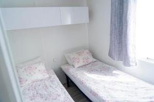 Postel nebo postele na pokoji v ubytování Café Torpet B&B