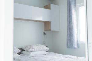 1 dormitorio con cama y ventana en Café Torpet B&B en Skepplanda