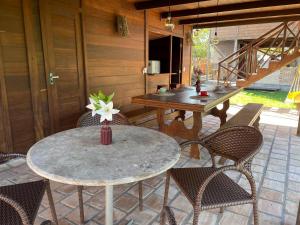 un patio con tavolo, sedie e scala di Atins Bangalôs ad Atins
