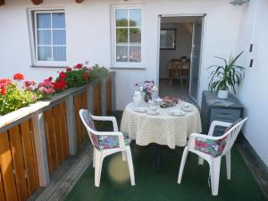 a table and two chairs on a porch with a table and chairs at Ferienwohnung 2, oben in Bad Wilsnack
