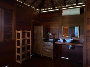 阿欽斯的住宿－Atins Bangalôs，一间带水槽、镜子和架子的浴室