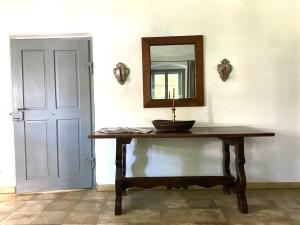 a mirror and a table with a candle on it at Benefizium Denklingen - Anno 1713 in Denklingen