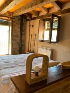 1 dormitorio con cama y mesa con espejo en La Caracola, en Caracena